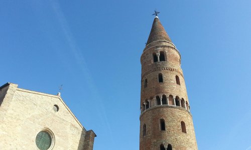 Il duomo di caorle con il suo antico campanile