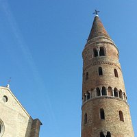 Il duomo di caorle con il suo antico campanile