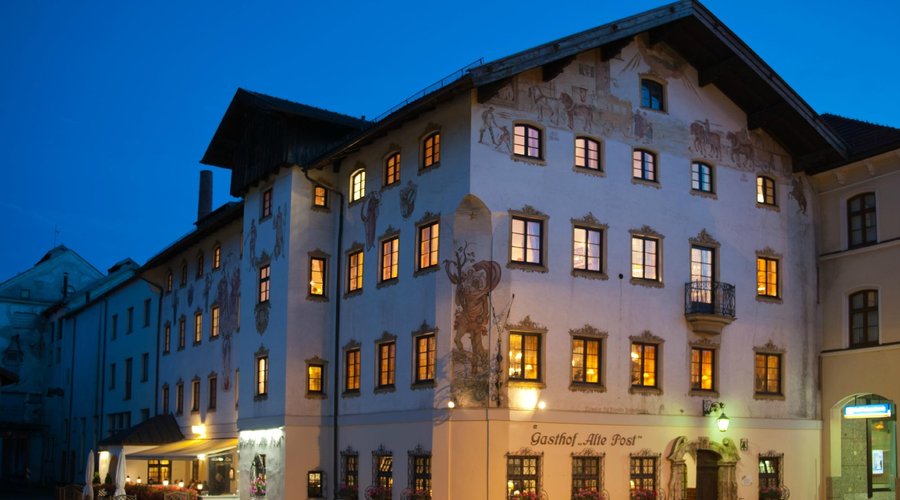 Alte Post bei Nacht