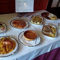 Presentación de los platos del menú del día a la entrada