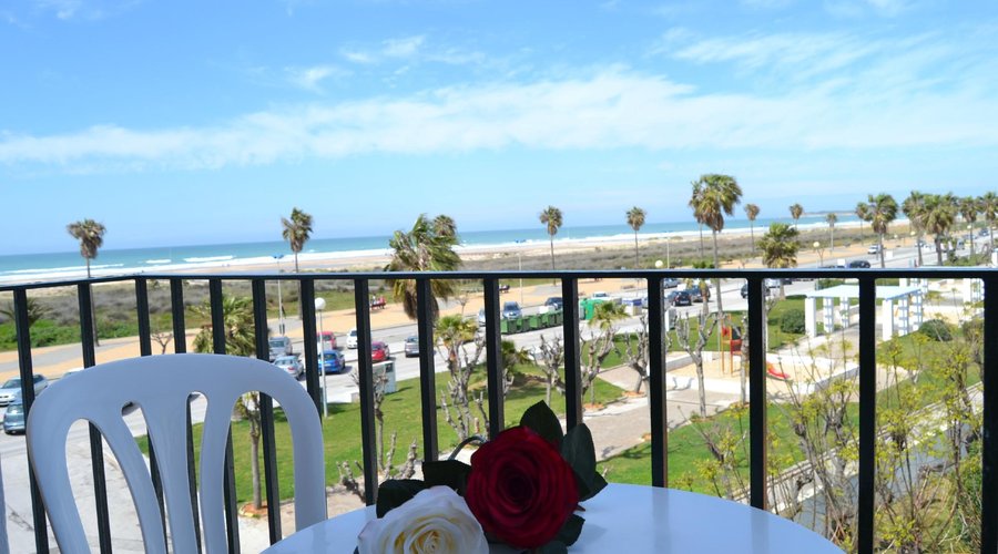 Hotel Oasis. Balcón y vistas al mar.