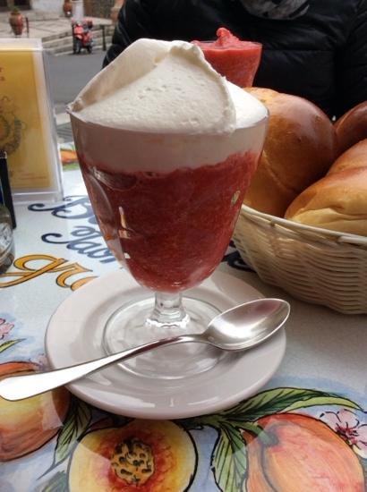 Granita típica de café siciliano com creme de perto