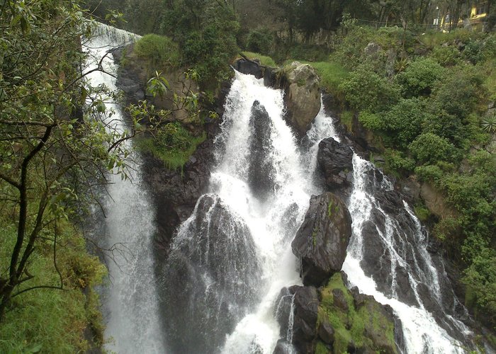 Vista de la cascada bajando la escalinata