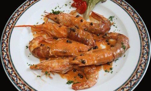 Gamberoni con speck croccante e pepe verde