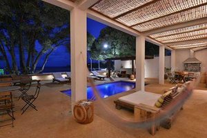 Pool & Beach