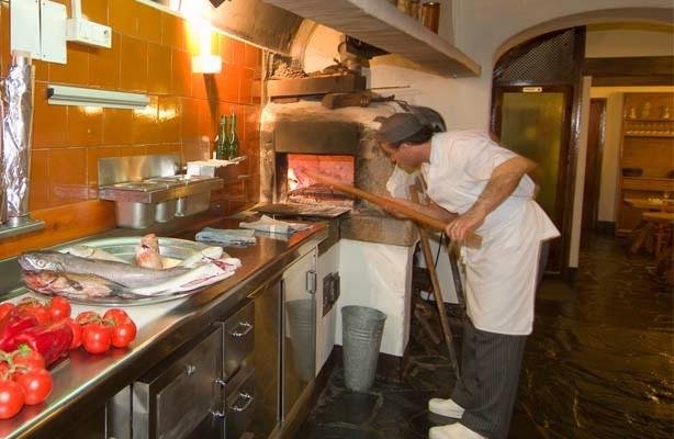 Casa Juanita - Begur. Genial pescado fresco al horno de leña!