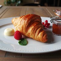 Croissant and marmelade