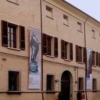 Il palazzo da via Albicini