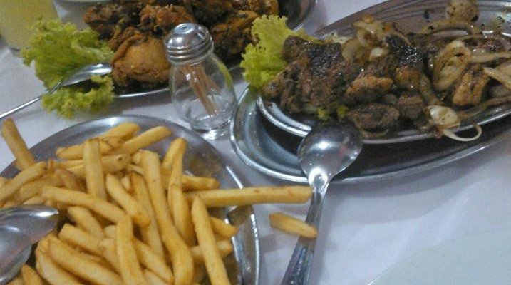 Jantar delicioso...frango a passarinho, picanha acebolada e fritas :)