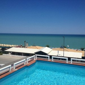 la piscina dell' hotel