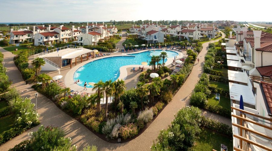 Il cuore del villaggio è la piscina