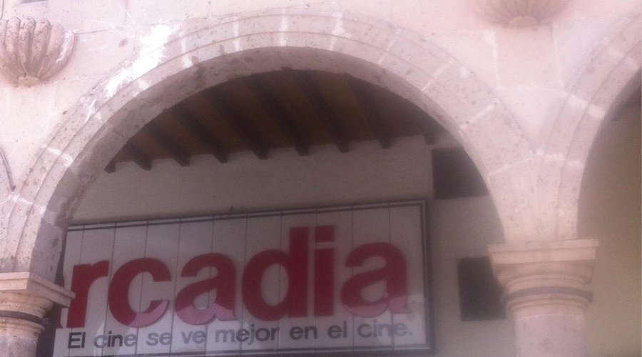 Un cine para adultos es lo que te recibe en la entrada de este hotel.