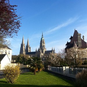 Vue général sur la cathédrale de Bayeux et la tranquillité de la ville.