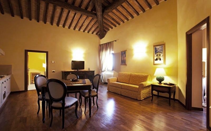 l'architettura antica è stata coniugata con arredamento raffinato con mobili in stile