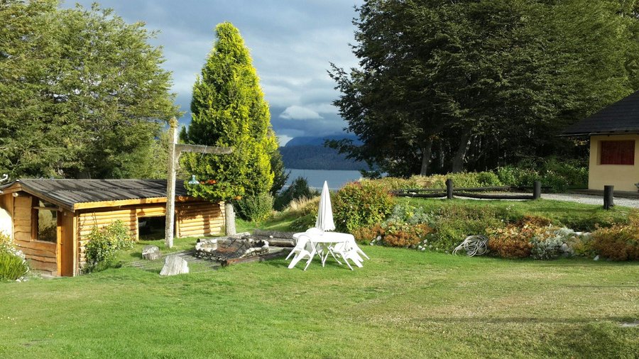 Parte del jardín y quincho.