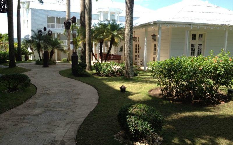The walkway to the reservations/checkin building