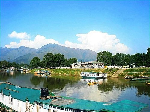 nearest tourist places in srinagar