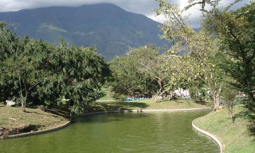 Waraira Repano al fondo