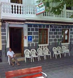 Fachada con zona de descanso