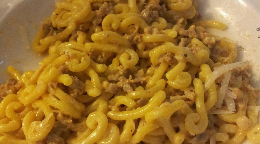 Gramigna con salsiccia, panna e zafferano € 13,00.
