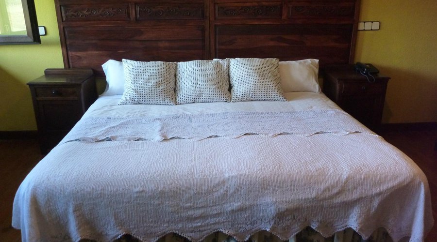la cama (dos camas unidas) , el cabezal muy bonito.