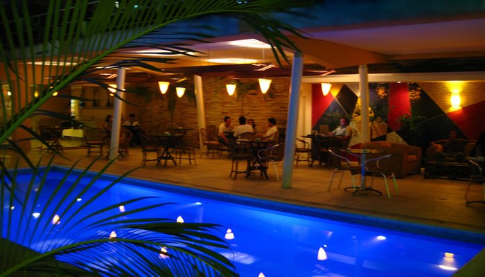 Area da piscina a noite