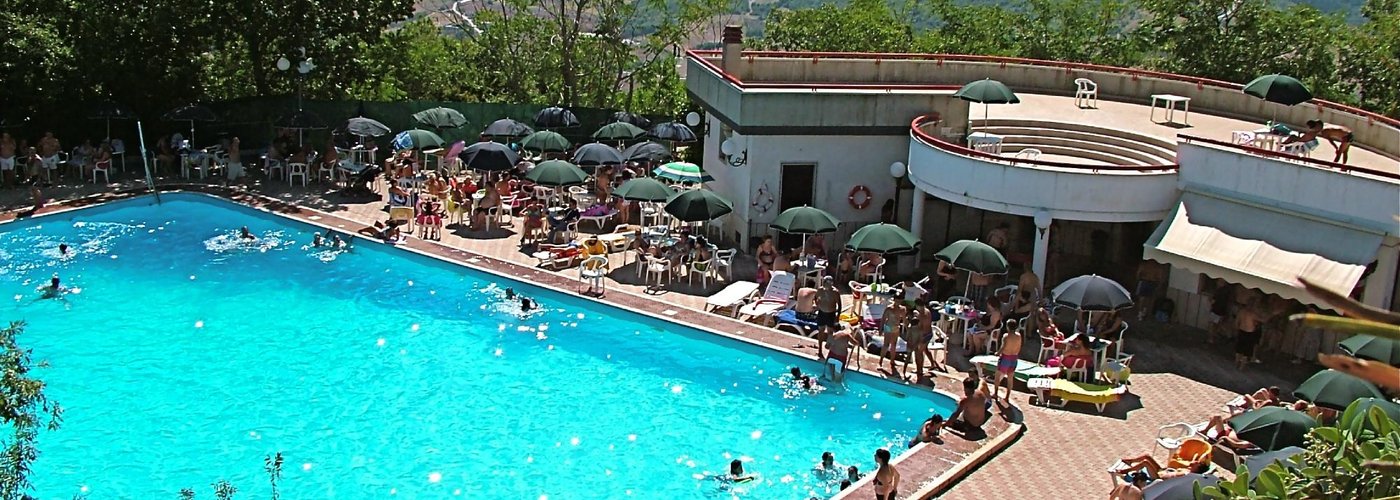 Piscina, ristorante, bar, pizzeria all'aperto
