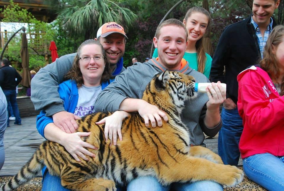 Restaurant raises funds for tiger surgery