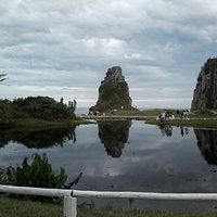 laguinho próximo a lanchonete e pedra refletida