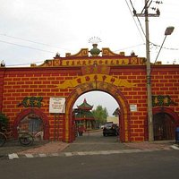 Gerbang masuk Kelenteng