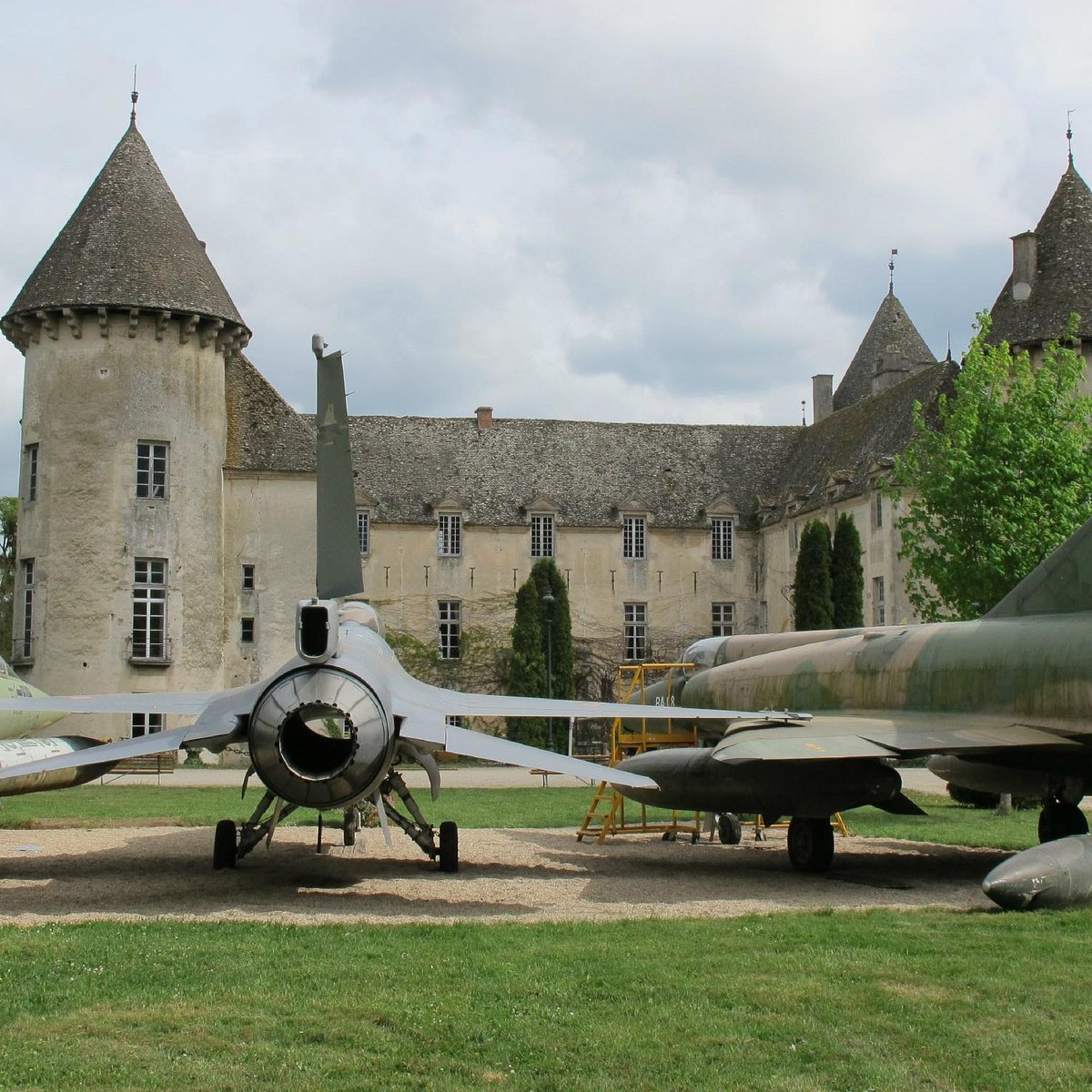 Savigny les. Замок Савиньи. Savigny les Beaune город. Savigny. Bouze.