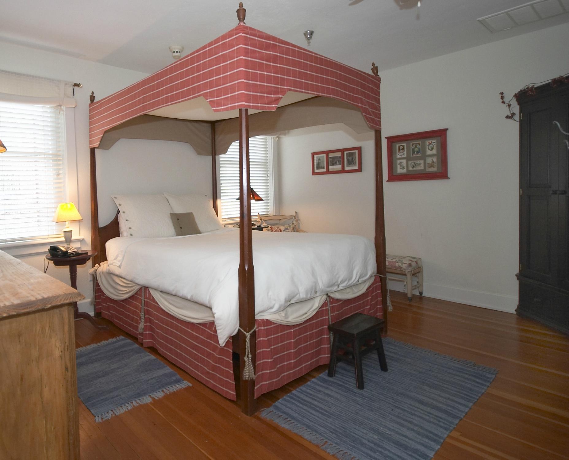 Hotel photo 8 of Fife and Drum Inn.