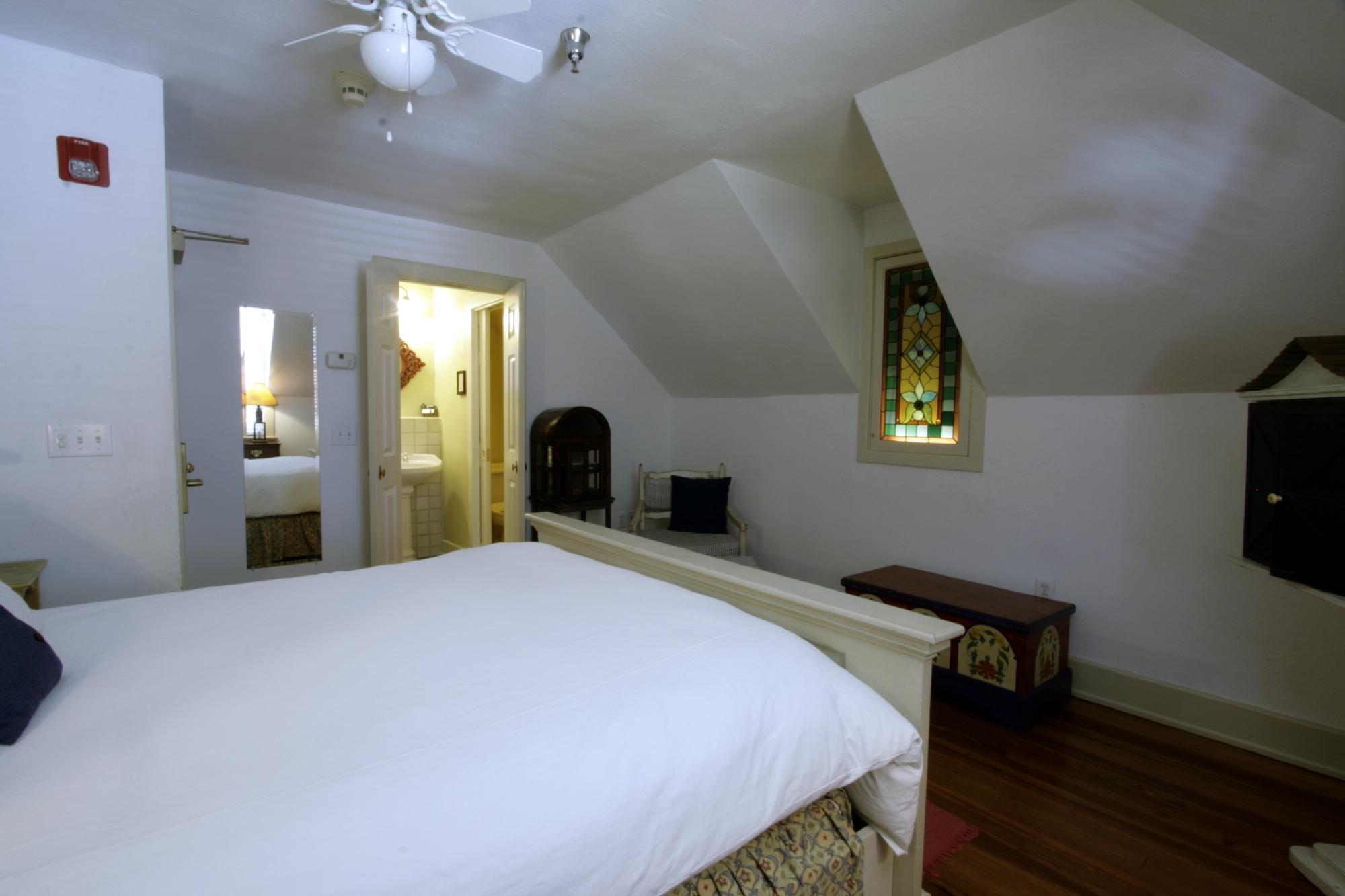 Hotel photo 2 of Fife and Drum Inn.