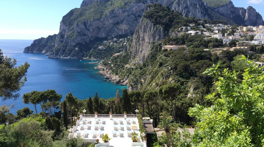 Enjoy this view from the hall. Il panorama che vi aspetta all'arrivo a Villa Brunella.