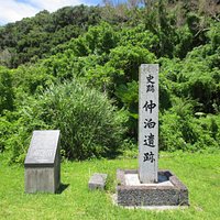 石碑と説明盤