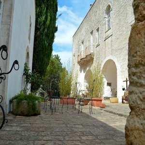 La Masseria - Facciata principale con vista da chiesa