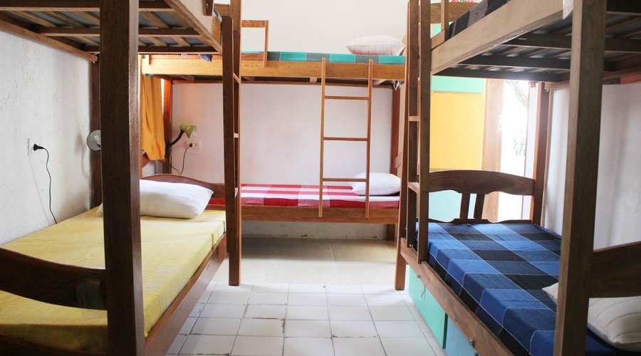 Quartos coletivos com armários individuais com cadeado