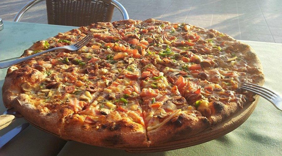 Large size pizza (serves 4)