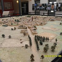 Impresionante maqueta de mostoles antiguo en el patio principal