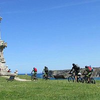 Vista del Parque Güell y Martos, mascarones de la estatua.