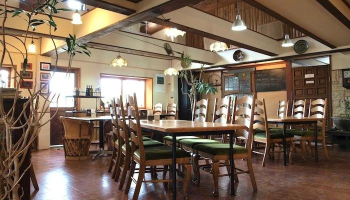 吹き抜け天井の広い室内