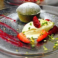 Flan al pistacchio di Bronte con gelato Alla vaniglia e fragole