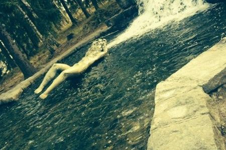 Памятник утопленице у водопада у старого русла Вуоксы