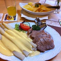 アスパラと豚フィレ肉のステーキ
あまりの量の多さに驚き!
美味しかったです。