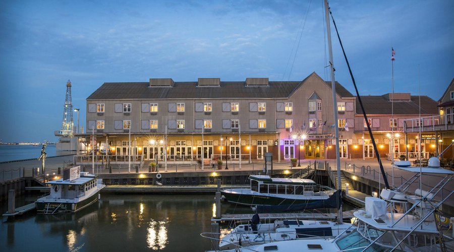 Harbor House Hotel & Marina at Pier 21