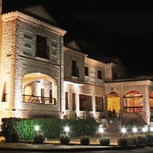 Fachada de noche
