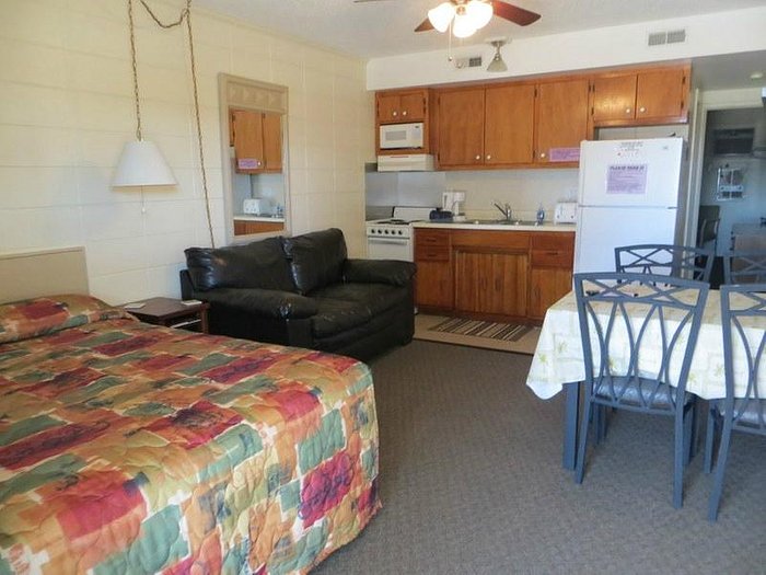 https://dynamic-media-cdn.tripadvisor.com/media/photo-o/05/d1/e0/9c/the-sand-dollar-motel.jpg?w=700&h=-1&s=1