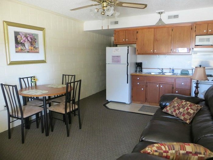 https://dynamic-media-cdn.tripadvisor.com/media/photo-o/05/d1/e0/a4/the-sand-dollar-motel.jpg?w=700&h=-1&s=1