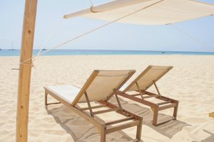 Zwembad en strand