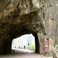 旧歩道をあるきます。ヘルメット必須